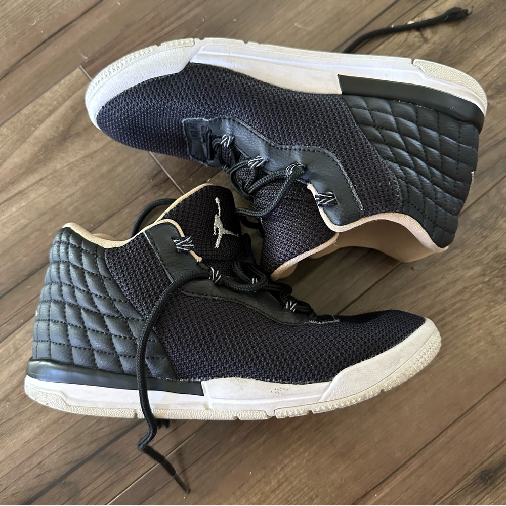 Used in great condition. Nike Air Jordan’s Kids Size 2Y